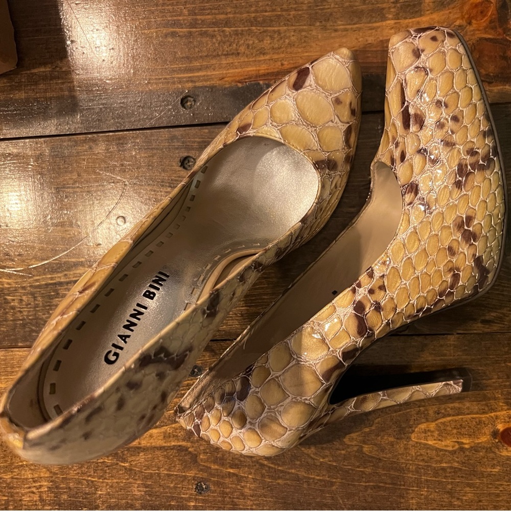 Gianni Bini Snakeskin pumps sz 8.5